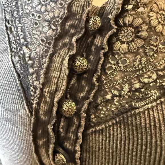 LUCKY BRAND Women's Gray EMBROIDERED -Trimmed Top Waffle knit 95% Cotton Sz XS - Picture 6 of 9